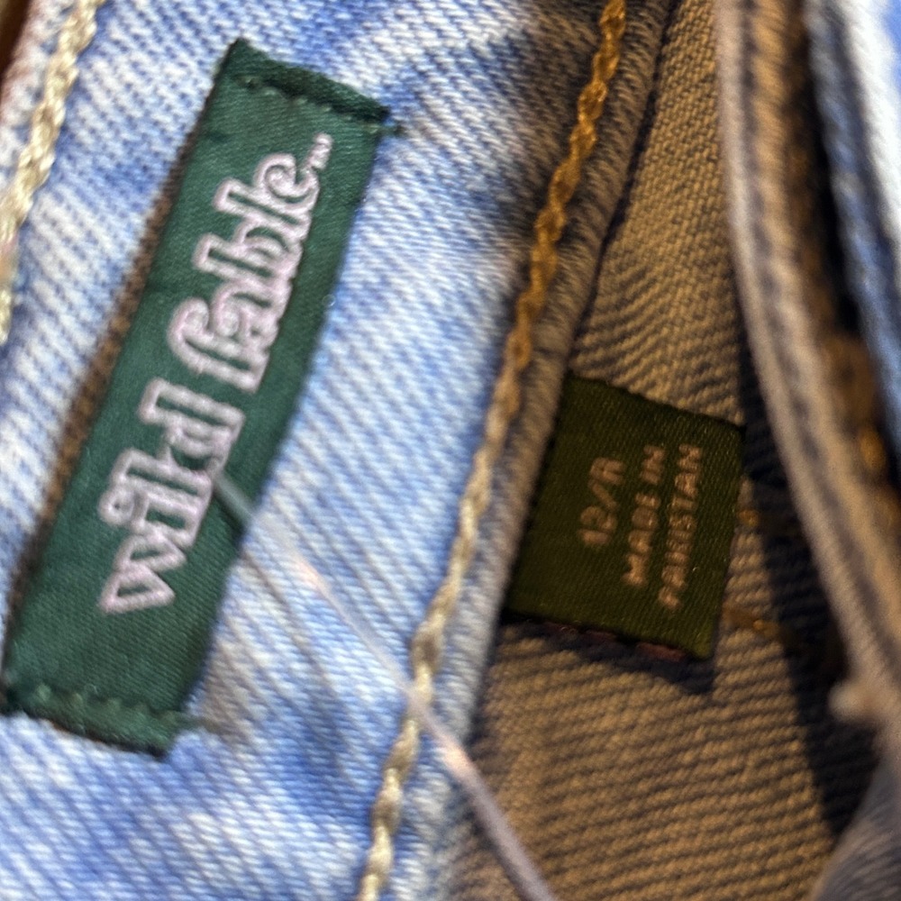 NEW Wild Fable Womens‎ High Rise Denim Shorts Light Wash Distressed Size 12 - Picture 4 of 6
